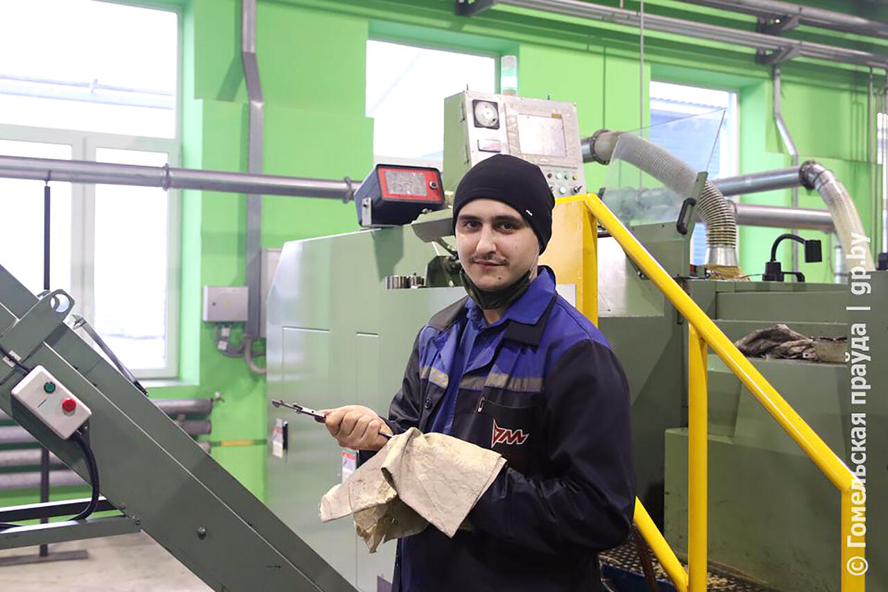 В новом цехе высокопрочного крепежа работают 20 человек в четыре смены, один из них – автоматчик Максим Гордус