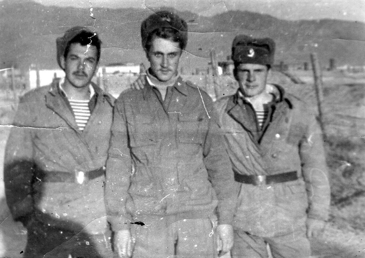 С боевыми товарищами (Варелий Конякин крайний слева)