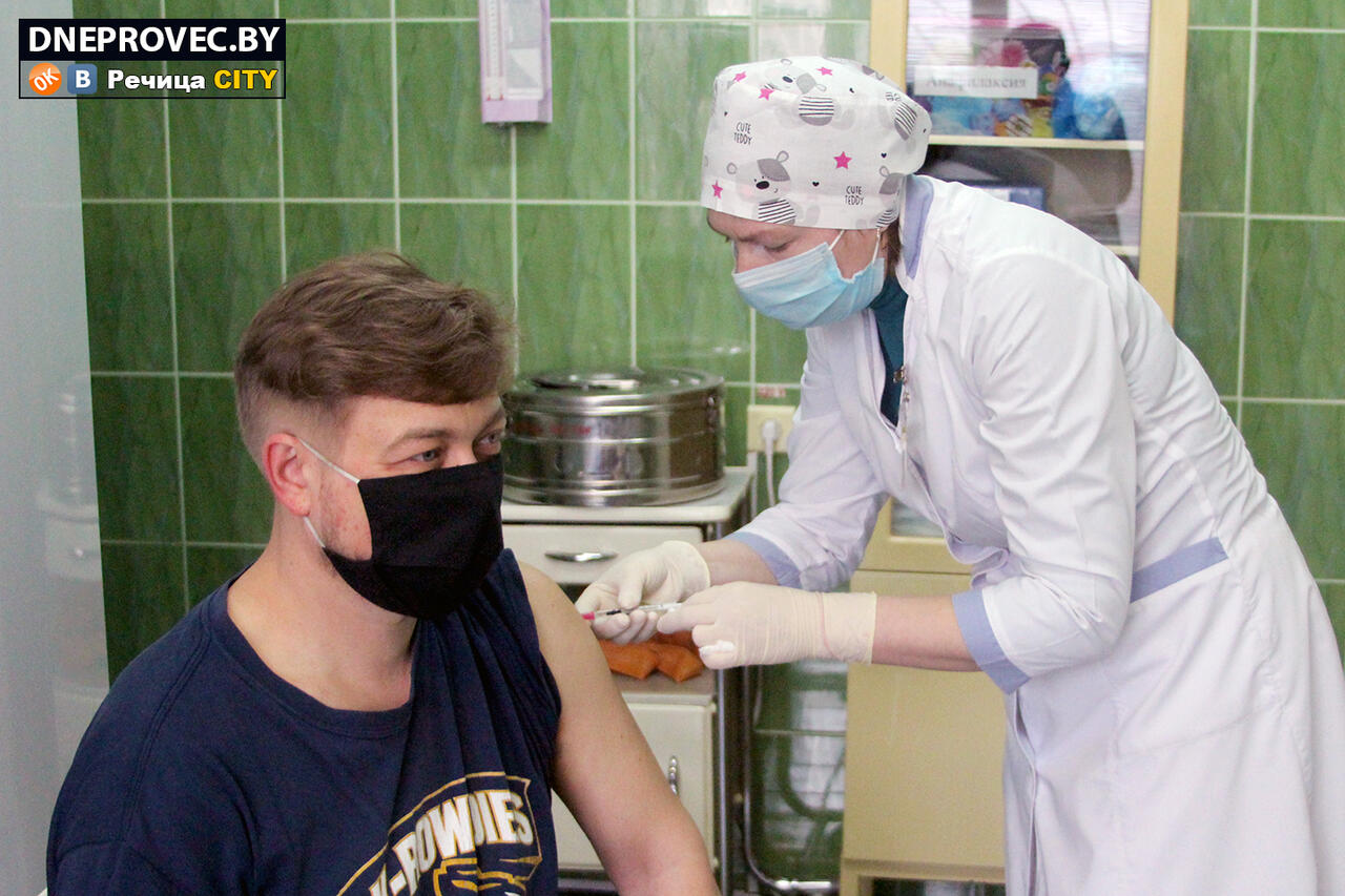 На снимке Евгений Новик, редактор интернет-портала «Дняпровец»: «Если есть возможность увернуться от коронавируса, почему бы это не сделать?»