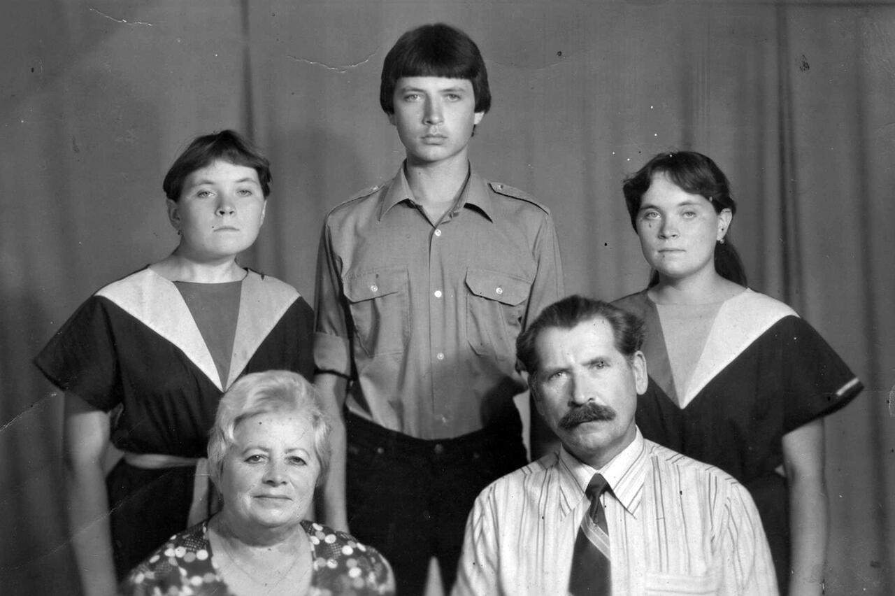 Это было недавно, это было давно. В кругу семьи: Леонид Лужанков с супругой Галиной Семеновной, дочерьми Ольгой и Татьяной, сыном Андреем
