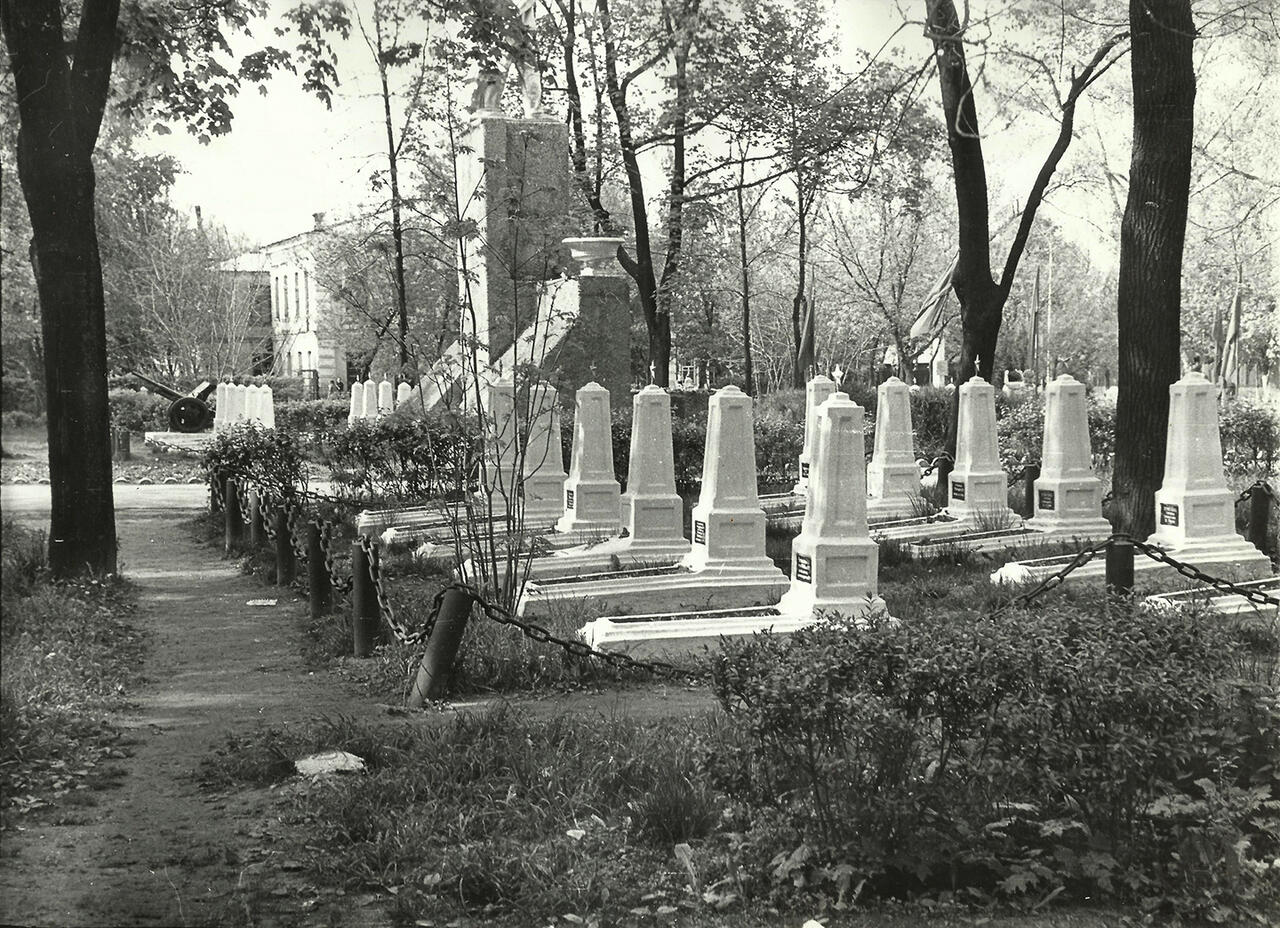 Воинское кладбище в городском сквере. 1970-е гг.