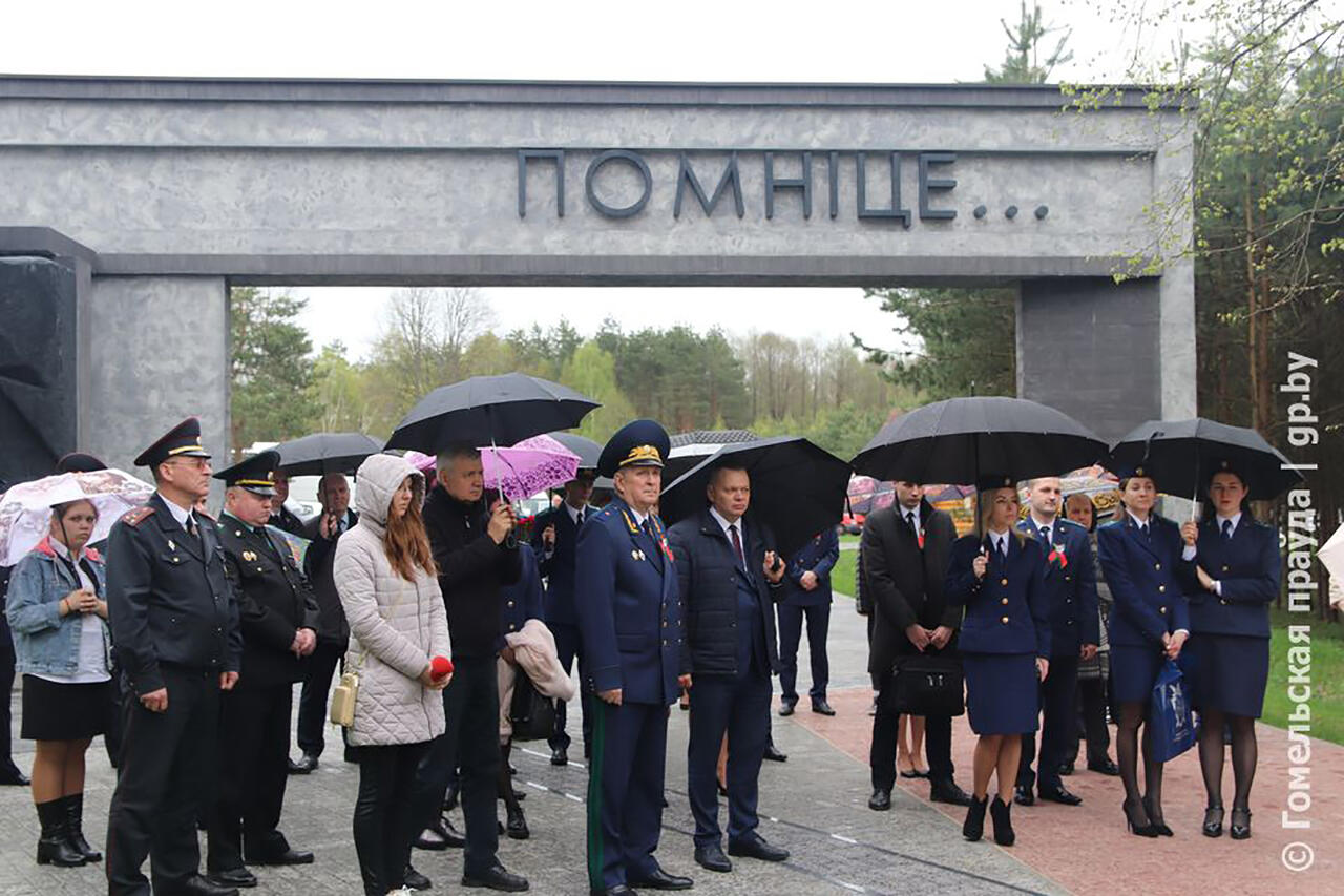 Эстафета памяти: работники прокуратуры Гомельской области на мемориале «Ола» в Светлогорском районе. Фото Марии Бондаревой