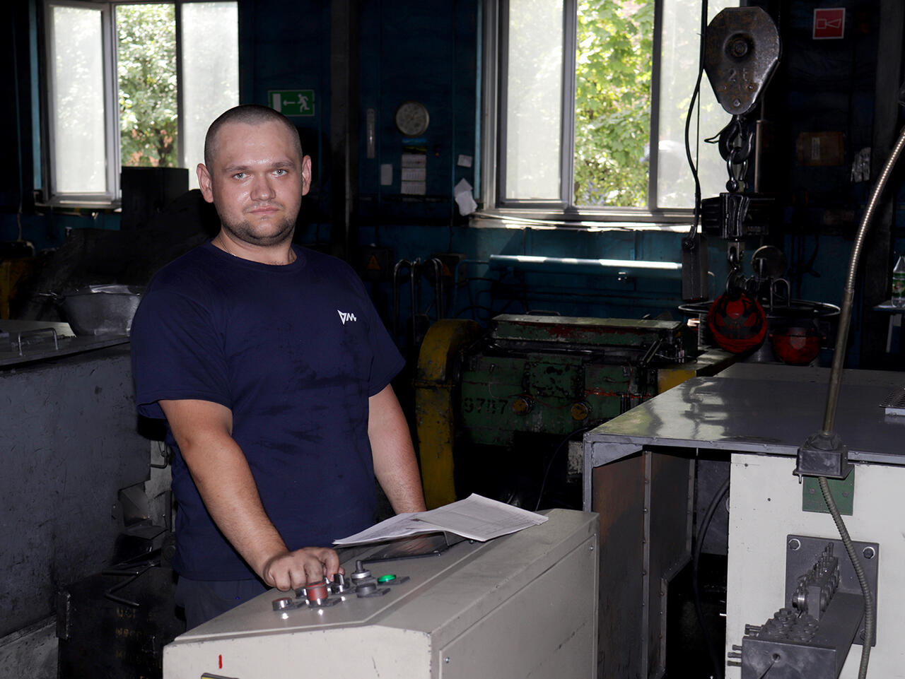 В июне в гвоздильном цеху ОАО «РМЗ» достигли исторического максимума: суточная норма выработки гвоздей составила 175 тонн. Это рекордный показатель за весь период работы цеха. На снимке Артём Сивуха, мастер гвоздильного цеха.