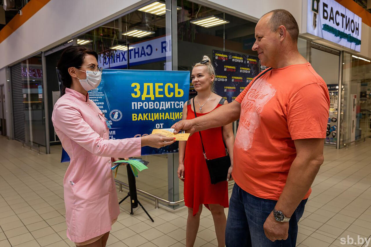 Врач Анна Голуб проводит консультацию для Николая и Светланы Галко