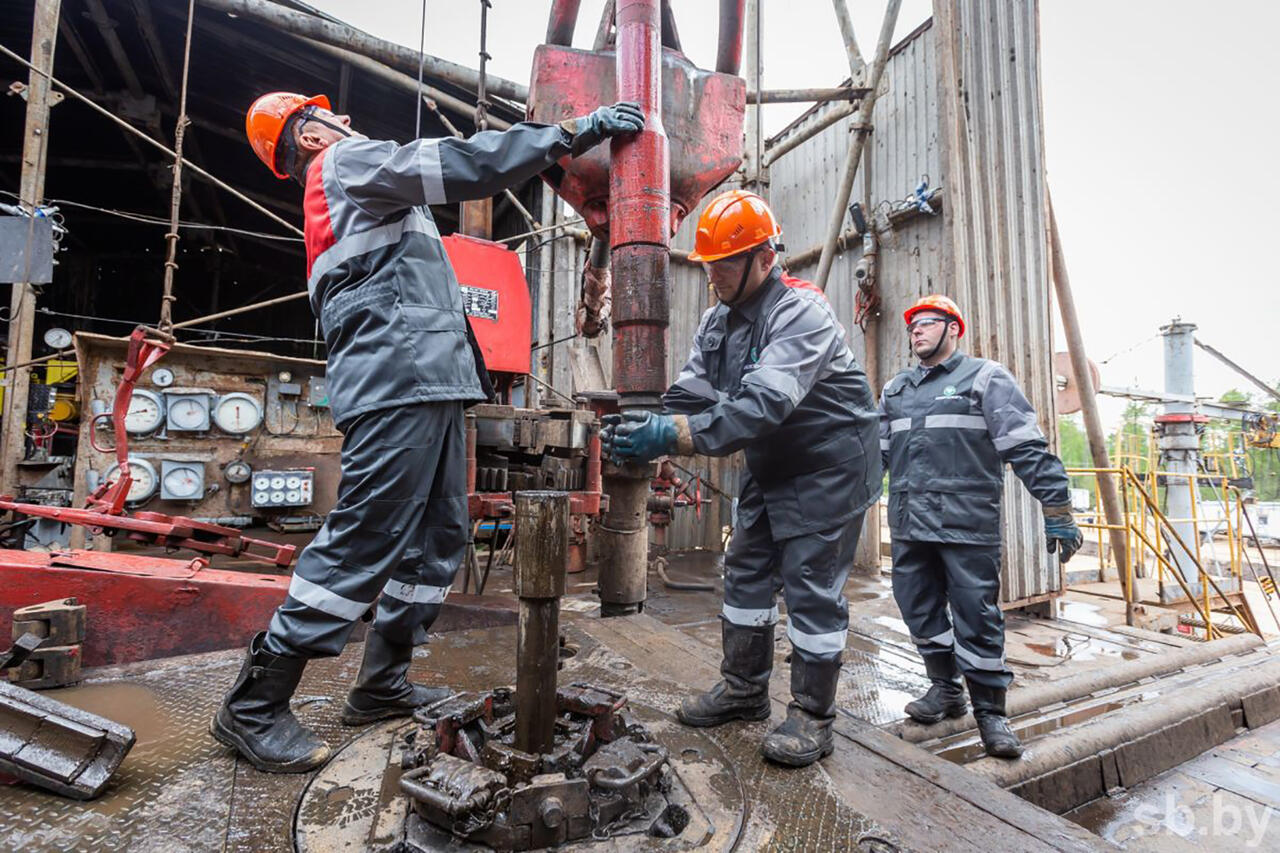 Самыми передовыми в стране по объемам добычи нефти от годового плана являются Речицкий, Светлогорский и Октябрьский районы Гомельщины.