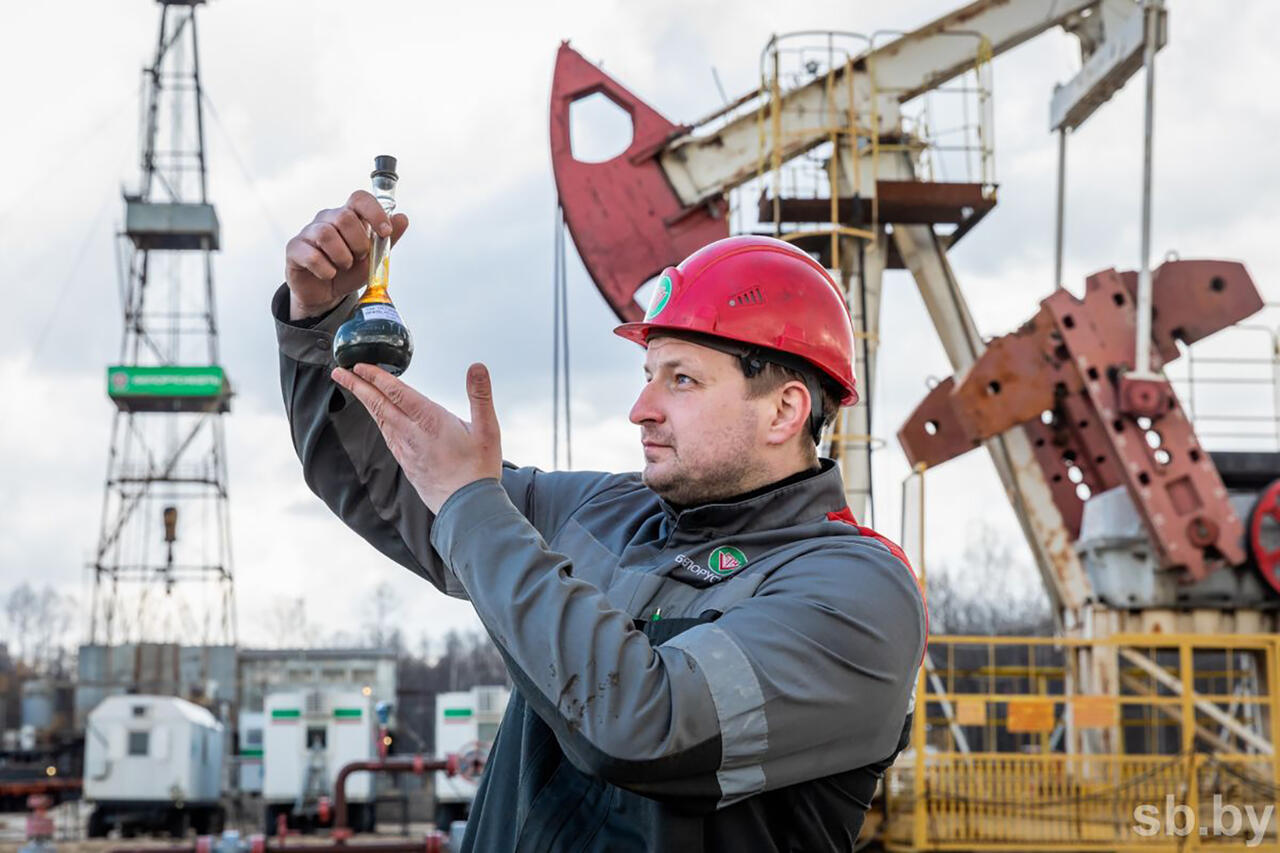 Речицкий район, Макановичское месторождение нефти: мастер буровой установки Андрей Грицков.