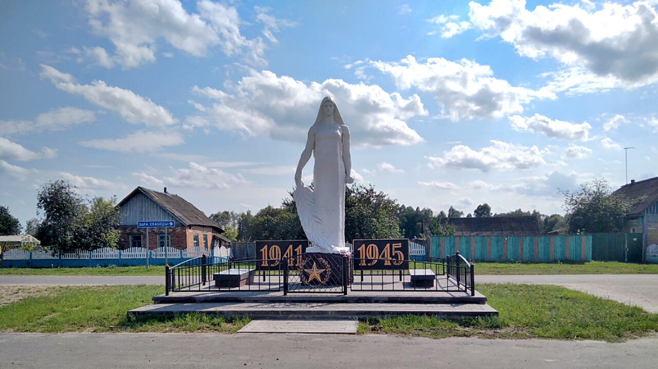 Памятник «Родина-мать», установленный в Новом Барсуке в дань памяти погибшим на фронтах войны землякам