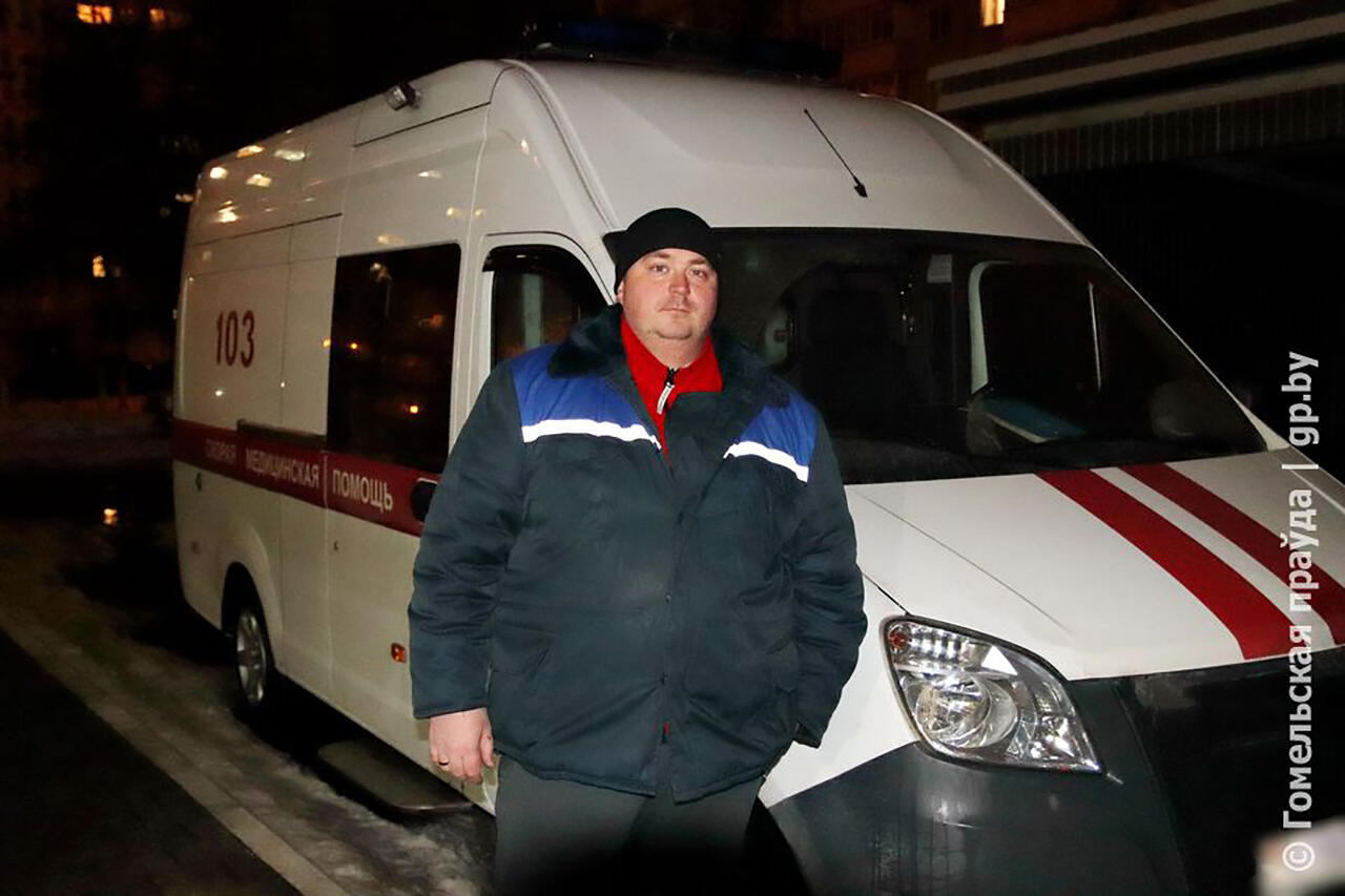 Водитель Сергей Догадов возле машины скорой помощи, которая пострадала из-за разбросанных шипов