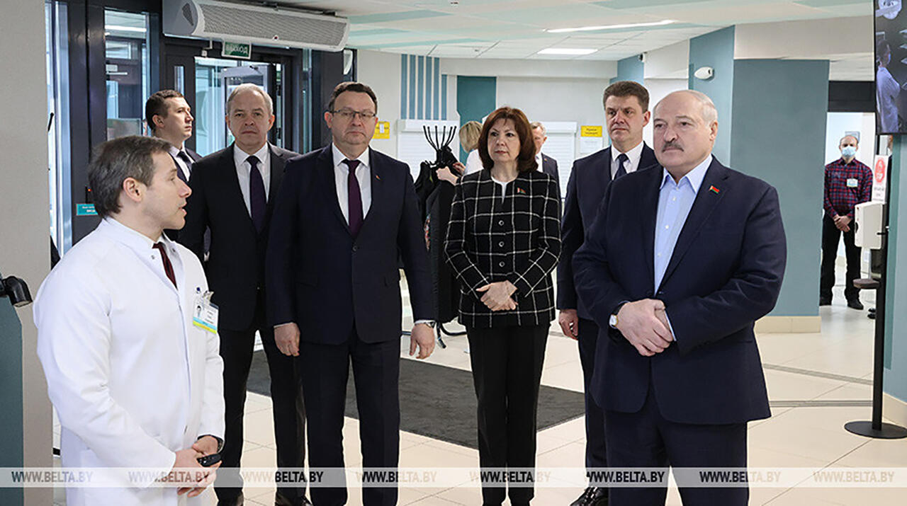 Александр Лукашенко во время посещения центра