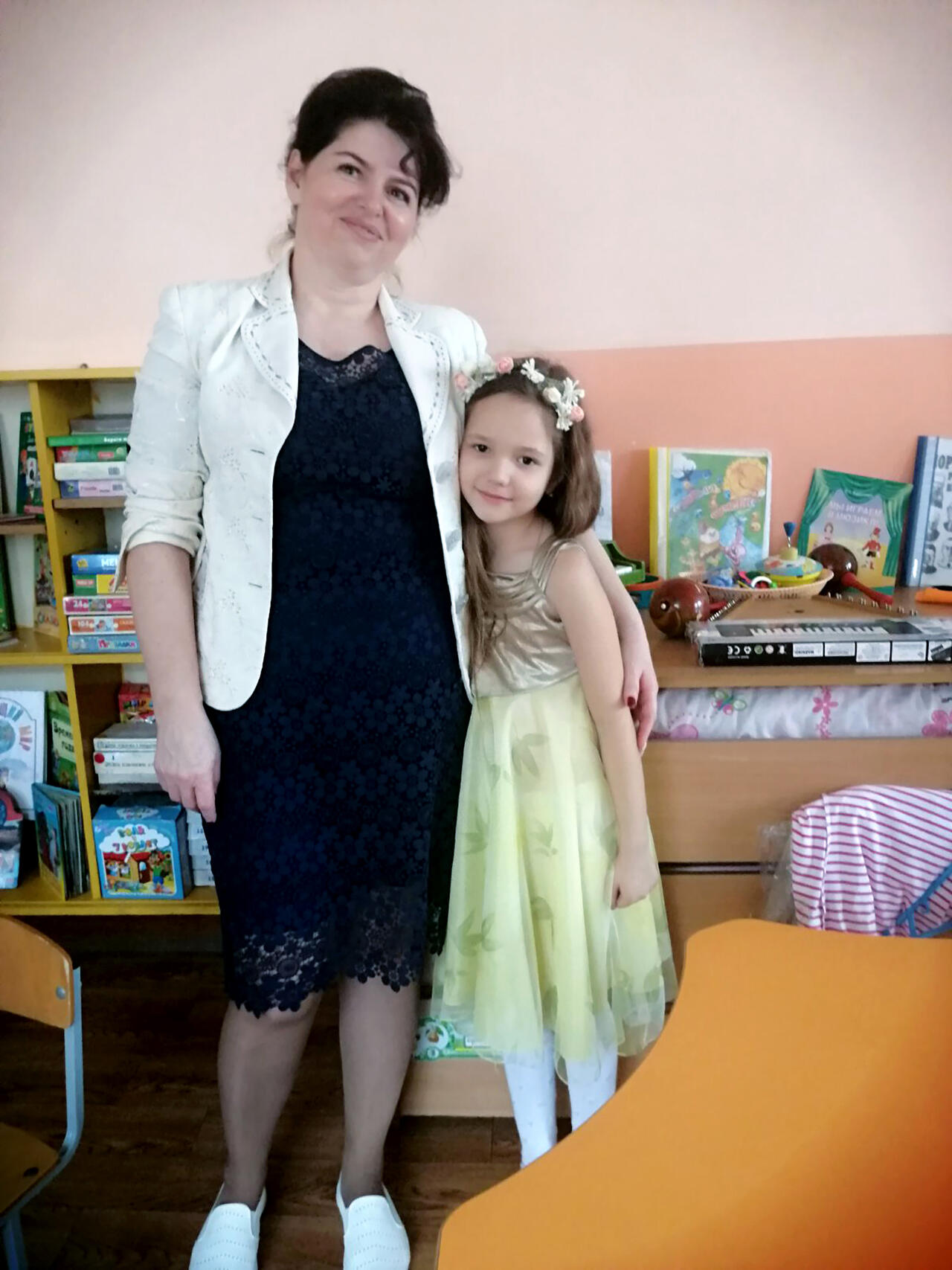 Воспитатель Елена Данилюк и Златослава Новицкая