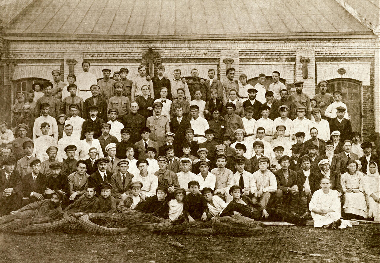 Рабочие и служащие гвоздильного завода «Интернационал», 1922 г.
