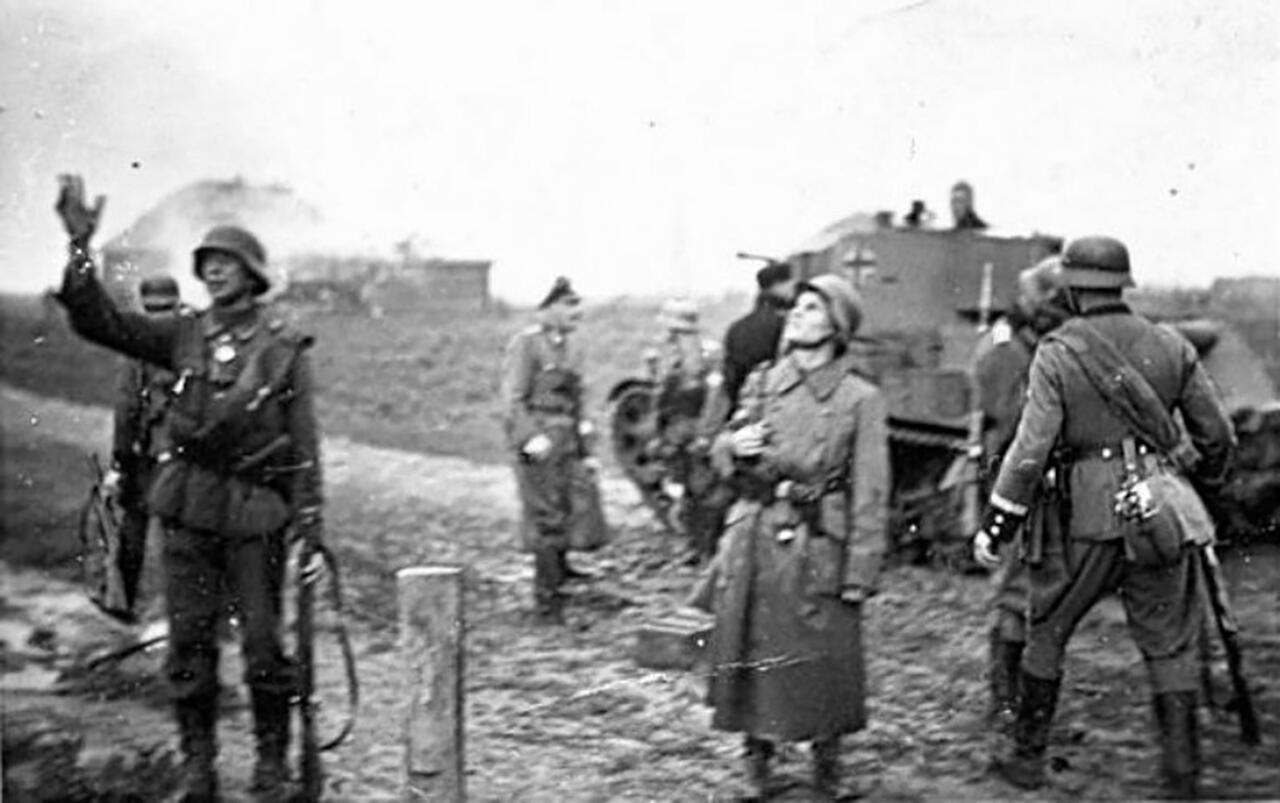Немецкие солдаты во время карательной операции «Барбара», на заднем плане легкий танк (польский трофей)