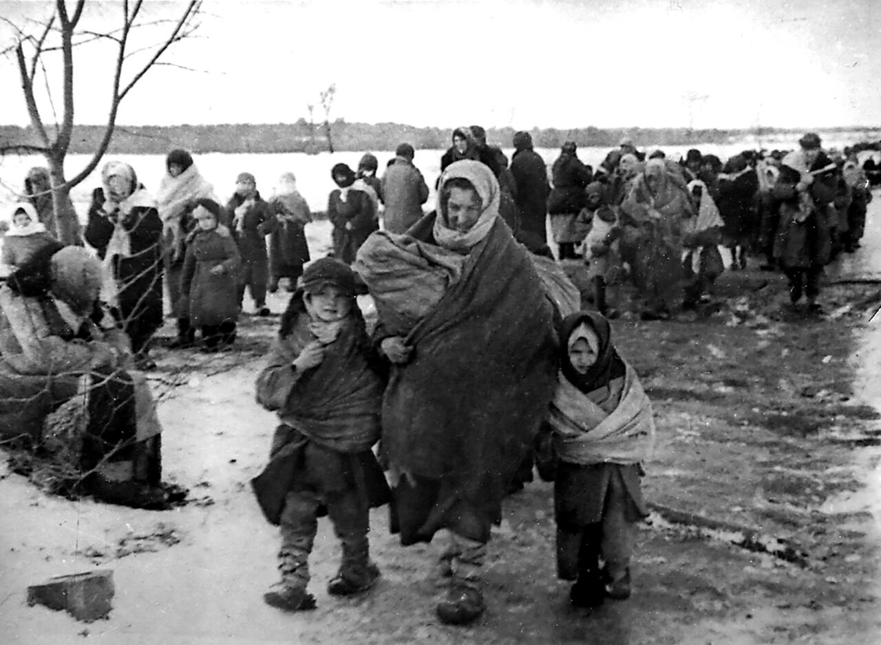 Колонна узников на пути в Озаричи – в десятидневный ад, из которого вернутся не все. Фото из фондов Белорусского госархива кинофонофотодокументов