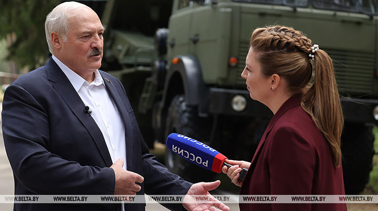 Александр Лукашенко во время интервью