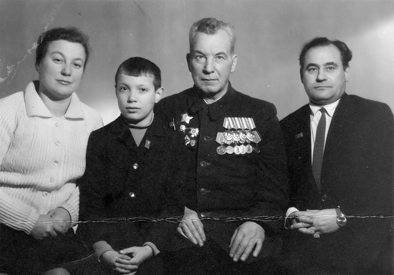 На снимке (слева направо): мать А. А. Соколова, А. В. Александров, дед А. М. Остапенко – командир полка «Речицкий», освобождавшего Речицу, отец В. Н. Соколов, 18 ноября 1967 г.