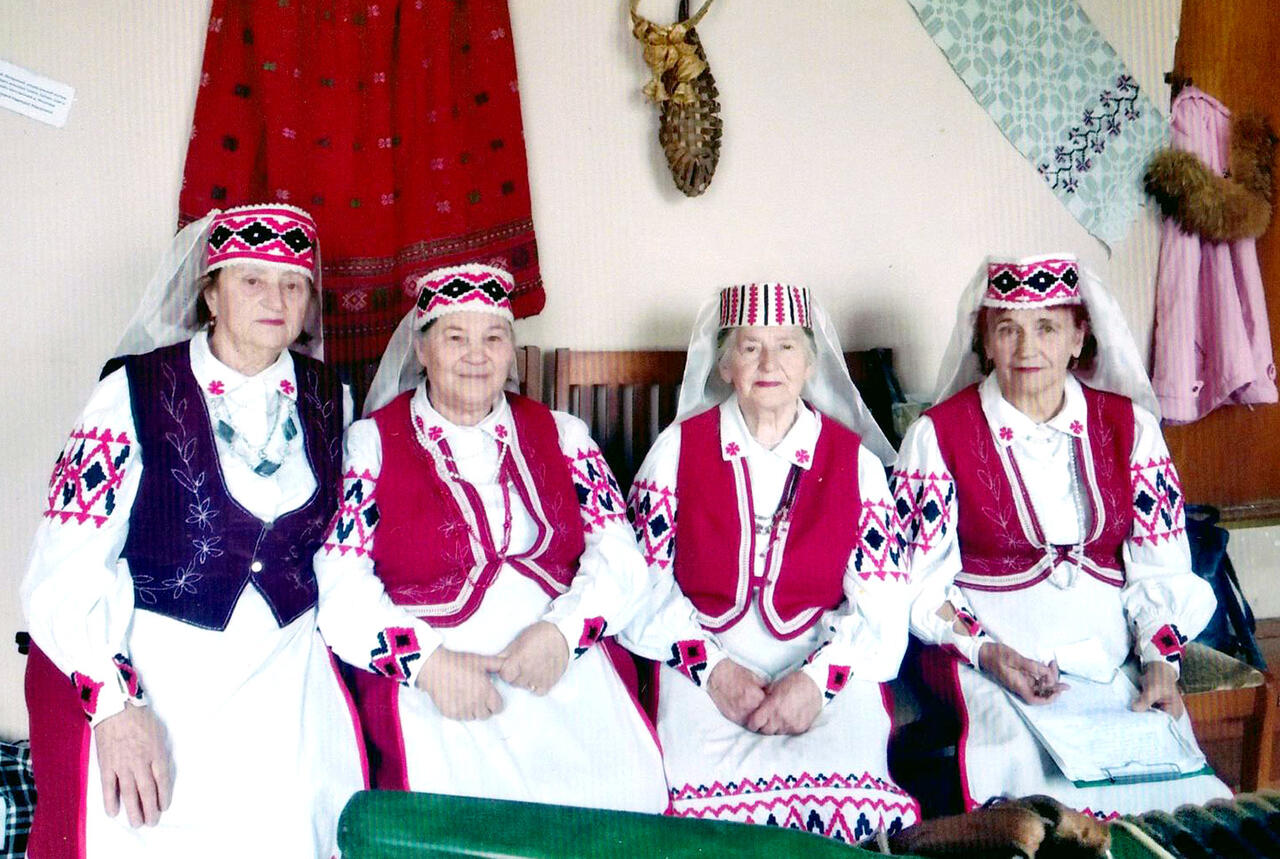 Лидия Васильевна Сенчук (третья слева) –  участник художественной самодеятельности Глыбовского СДК