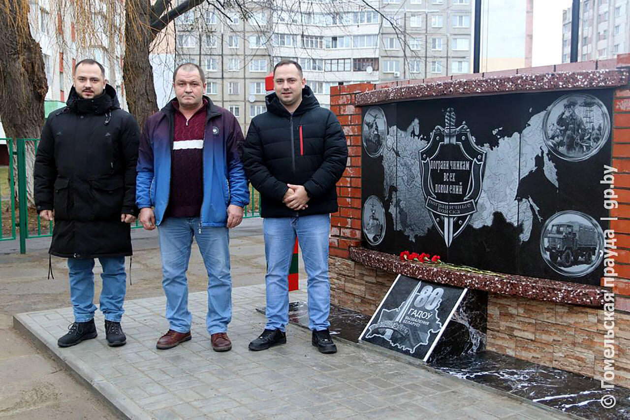 Владислав, Сергей и Вячеслав Ярец у памятного знака «Пограничникам всех поколений»