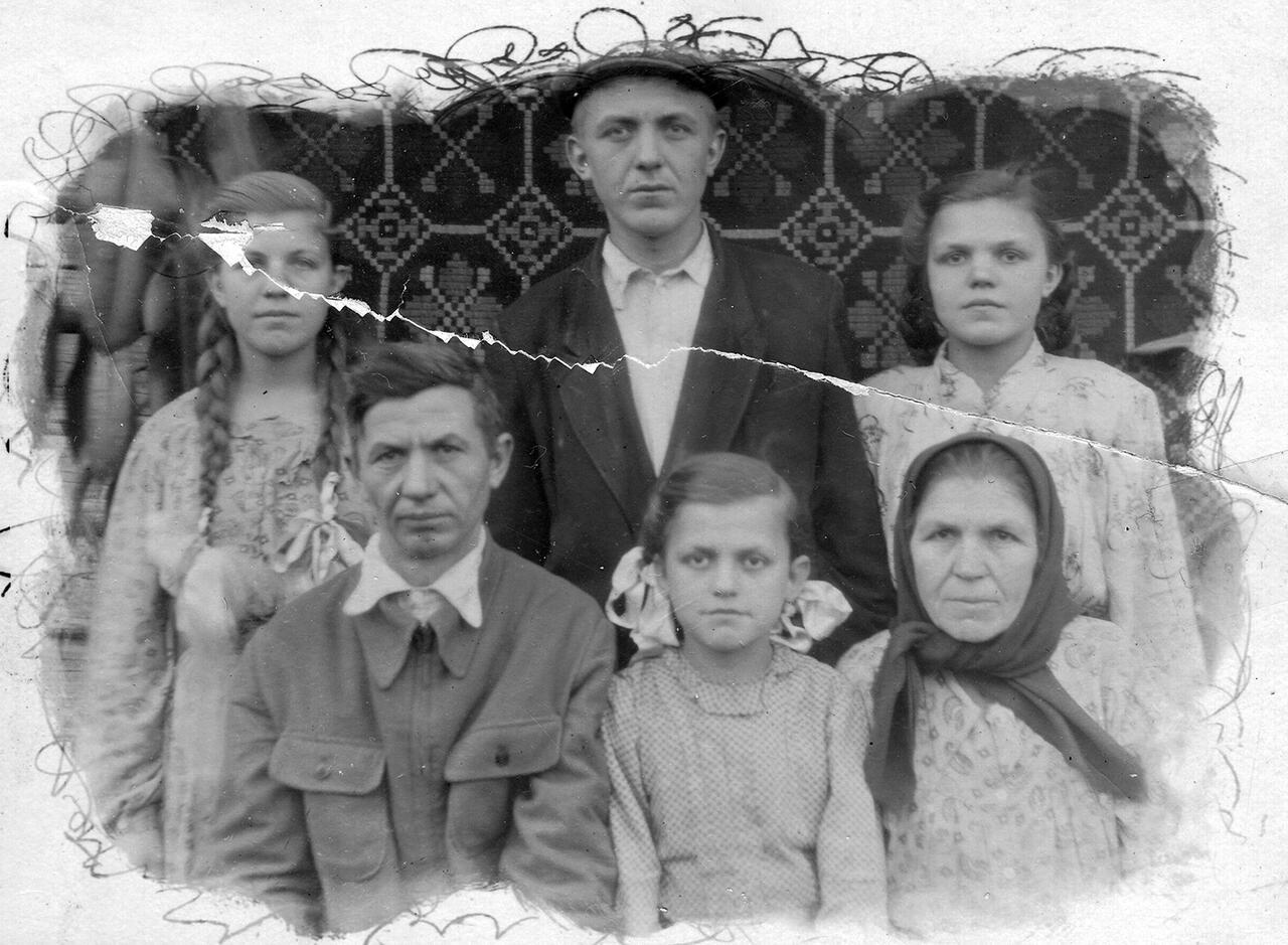 Семья Судас. Фото 1951 года