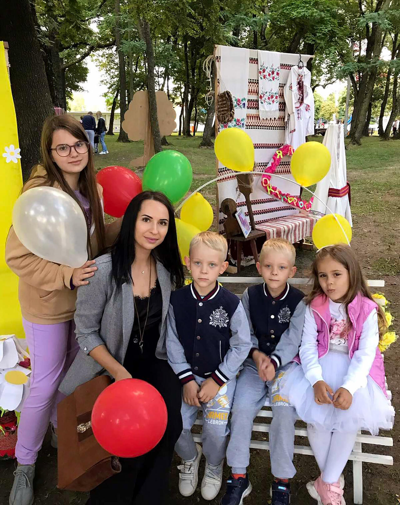 Нина Подвальная с детьми (слева направо): Миланой, Степаном, Павлом, Марьяной.